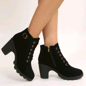 Stövlar med svarta klackar - Svarta snörstövlar med tjock klack och dragkedja.  Ny och oanvänd🖤