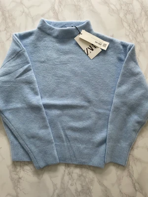 Stickad tröja - Fin tröja som aldrig kommit till användning. Lappar kvar.  Köparen står för frakten.