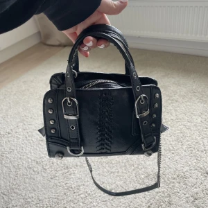 Zara väska  - Säljer denna super popis väskan från Zara!! Den ända defekten är det jag visar på bild 3 och därför säljer ja den för endast 230kr plus frakt (JUST NU FRIFRAKT!!!) men ja köpte den för 550kr!!🙌🏽 Skriv för frågor 💗💗(pris kanske går diskutera..🫣🤫)