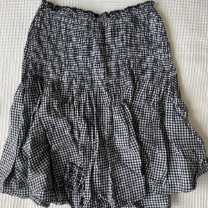 Rutig kjol - Rutig kjol från New look. Aldrig använd   Stl Xs men passar S också