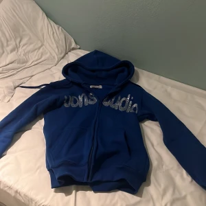 von studio zip - strl xs den är helt ny men jag råka köpa för liten storlek skriv om ni är intresserade