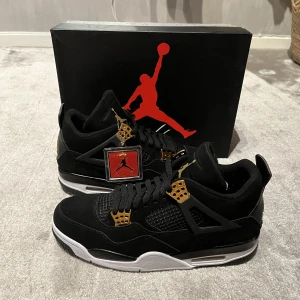 Jordan 4 - Säljer ett par äkta Jordan 4 royalty i storlek 44 ⭐️Dom är andvända men i super bra skick👍 original låda och tag finns men tyvär saknas kvitto 🧾❌ vill man ha fler bilder eller har några frågor  så är det bara att höra av sig 😁