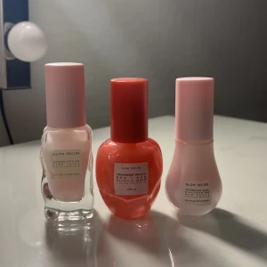 Glow recipe  -  tre glow recipe produkter.  -  pink juice moisturizer 25ml = 260kr -  BHA + AHA salicylic serum 30ml = 500kr -  niacinamide dew drops 15ml = 239kr  Allt tillsammans 999. Säljer för 750, kan diskuteras. Bara testat Max 2ggr.   Skriv för frågor🩷 