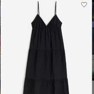 Svart midiklänning - Superfin svart midiklänning i storlek L. Köpte både L & M men M passade bättre så glömde jag bort den andra lite och så gick returen ut!