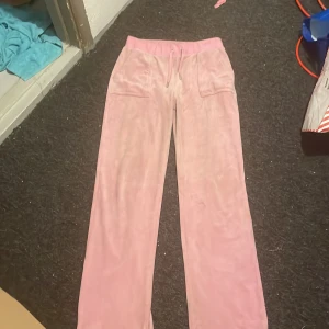 Juicy couture  - Säljer rosa juicy pga dåligt använda fick dom i januari men dom är smutsiga längst ner (OBS! Dom tvättas innan jag skickar dom)
