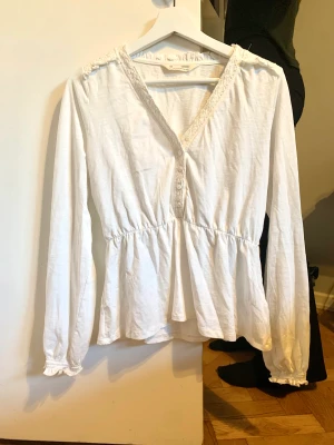 Odd molly tröja - Jättesöt ”blus” aktig tröja från Odd molly, köptes i butik för 1000kr flera år sedan så den säljs inte längre. Har använt den då och då men har inga fläckar eller så💕 I storlek 0 alltså XS, men passar upp till M