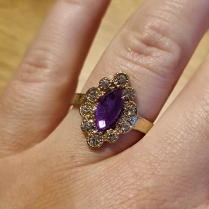 Ring med lila sten  - Guldig ring med lila sten och strass 