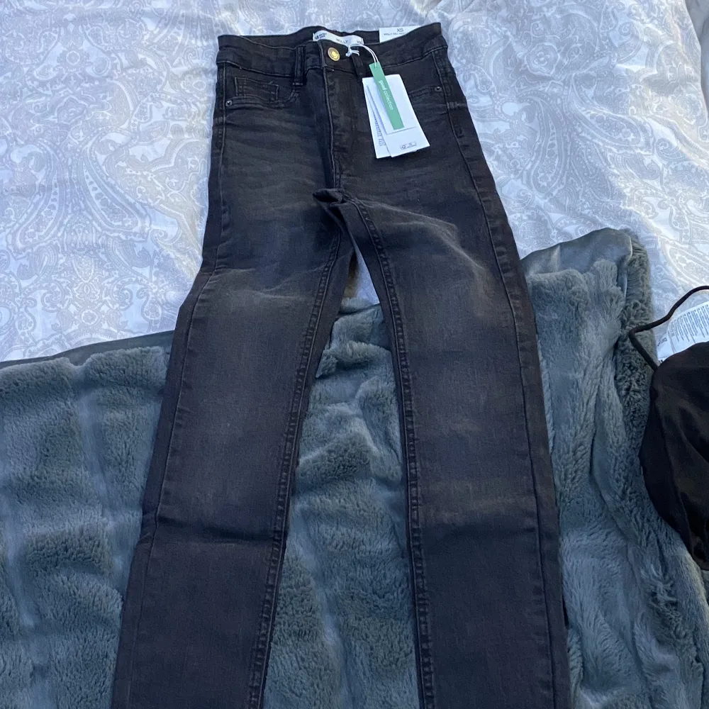 Jeans ifrån Gina tricot som har aldrig använts har 3 st likadana. Jeans & Byxor.
