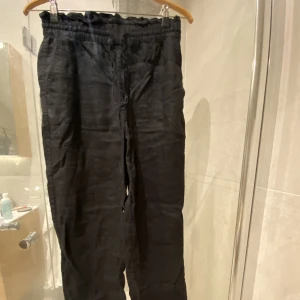 Svarta linnebyxor - Säljer mina knappt använda linnebyxor i mycket fint skick  från vero Moda! Pris kan diskuteras  