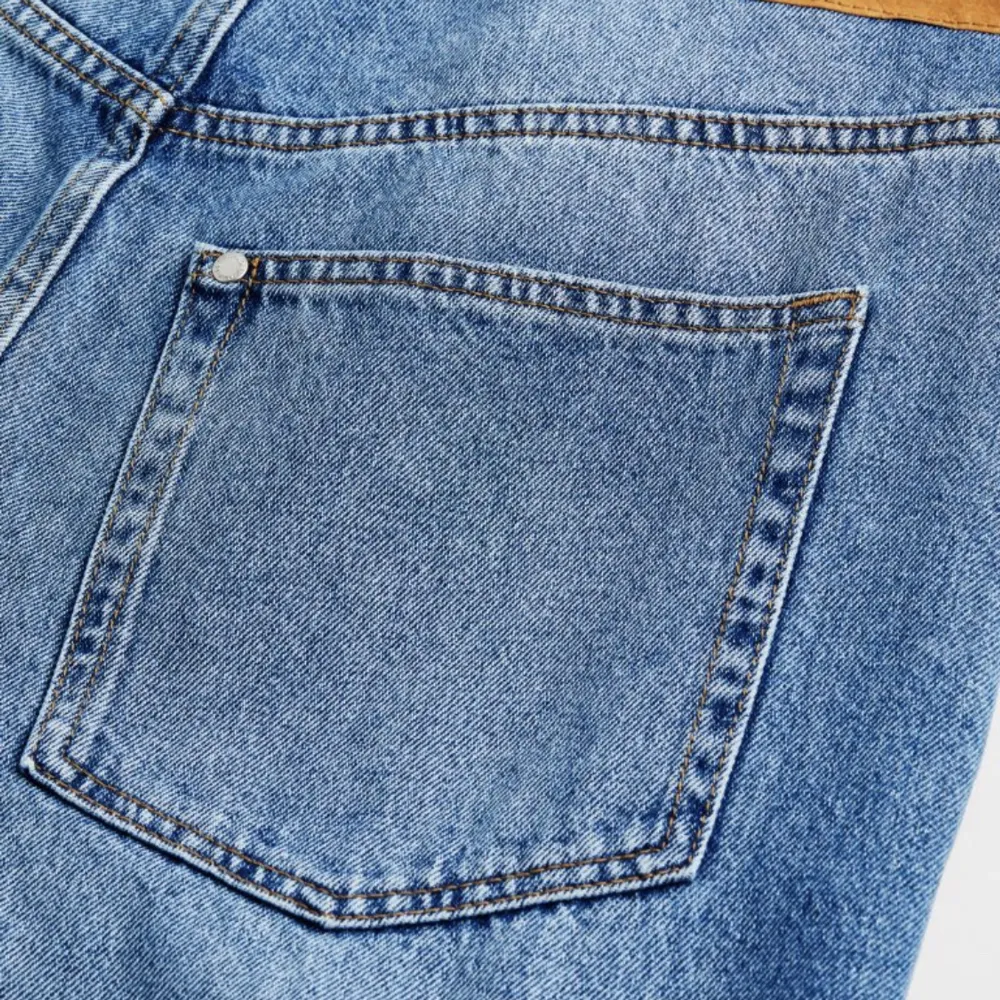 ÖVER mjuka Loose Jeans!! Dem är jätte sköna och knappt använda och ger dig den PERFEKTA loose fit😍 Dessa är ganska långa och perfekta för er som är 170/80 långa🙈 . Jeans & Byxor.