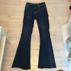 Ett par högmidjade mörkblå jeans från Hm, har inga defekter eller tecken på användning så i ny skick💗