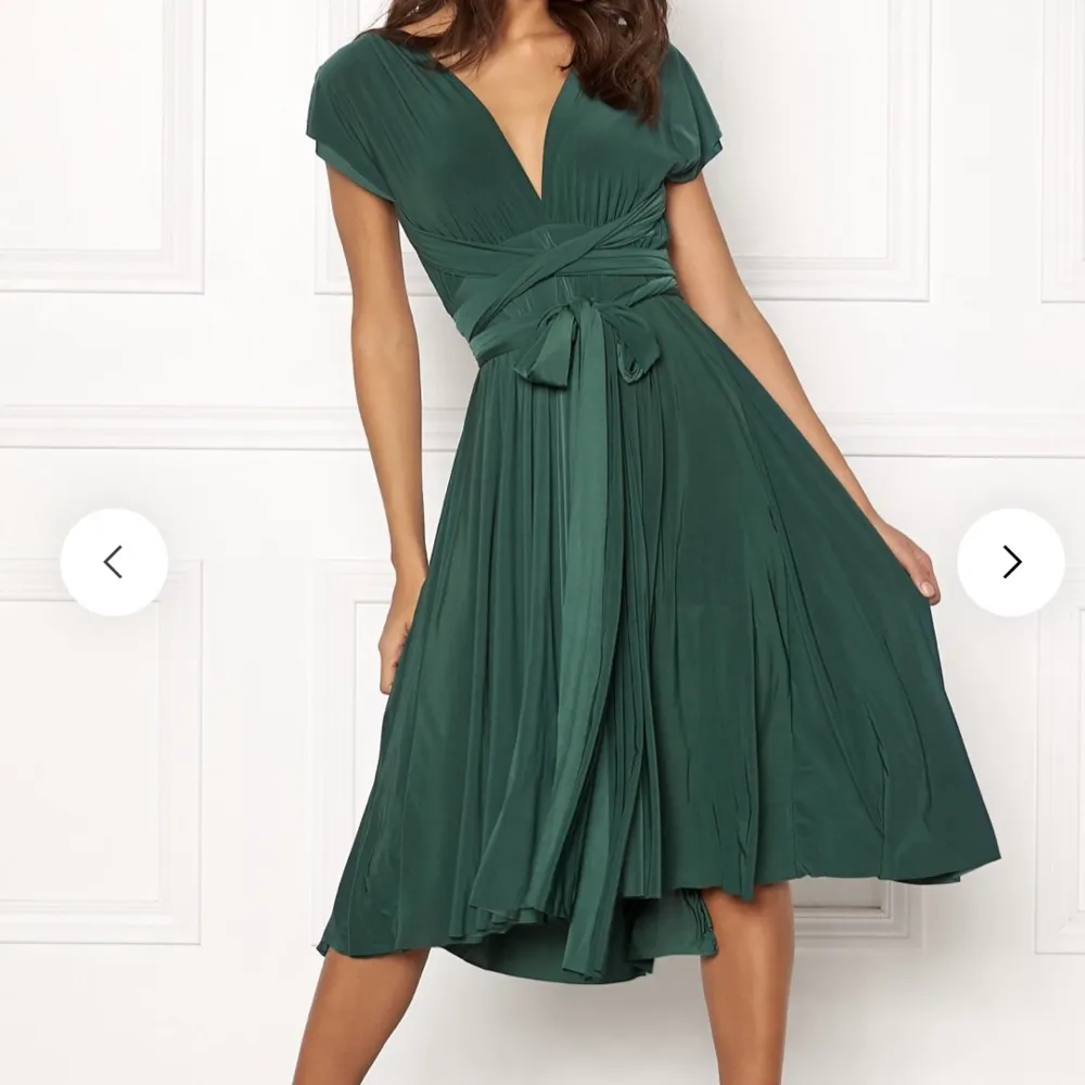 Otrolig klänning i mörkgrön färg, kan bäras i olika stilar som bilderna visar. Perfekt för bröllop och lite finare event❣️ Använd en gång. Nypris: 799 kr. Klänningar.