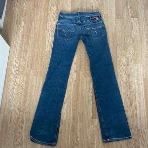 Retro jeans  - Ett par jätte fina jeans som jag ej har använt då de inte går på. Storleken är W25-L 32. I midjan så är byxan 62,5 cm. 