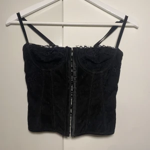 Korsett  - Korsett i storlek S säljes för 89kr. Använd några gånger men inga skador eller liknande. 