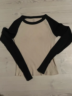 Brandy Melville, Bella top - Superfin tröja från Brandy Melville!✨ Den har inga hål eller fläckar och är i fint skick 🥰 Bag säljer den då den inte längre kommer till nytta för mig. Den är i storleken One Size men passar alla från Xs-M💘