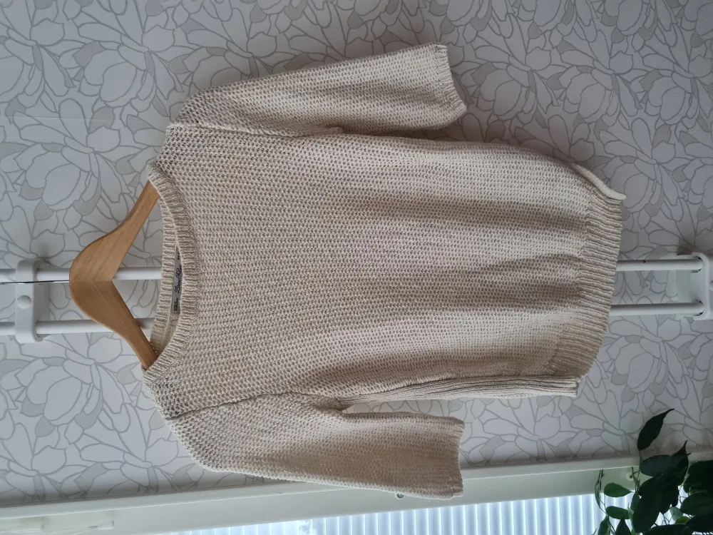 The sweater from Zara, it was used a few times. It's an asymmetric model in off-white/light beige colour.. Toppar.