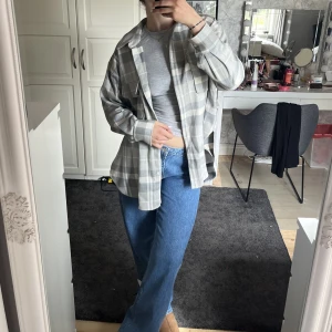 Overshirt  - Säljer denna rutiga overshirt/jacka från H&M i storlek M då den aldrig använts. 