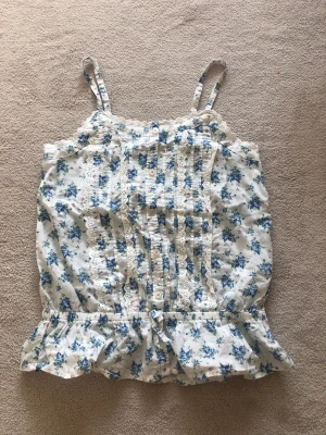 Blommig blus  - Jätte fin blå blommig blus