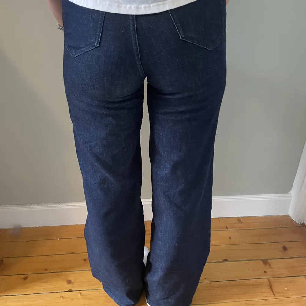 Mörkblå jeans från Lindex med långa ben! I gott skick⭐️ (det står att det är en strl 40, men skulle snarare säga en 36). Jeans & Byxor.