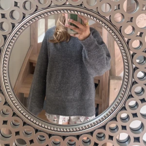 Stickad tröja - Superfin och mysig stickad tröja ifrån h&m! Tyvärr lite för stor på mig❤️Fint skick osv men den är lite nopprig, köpt av en annan tjej här på plick💓