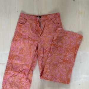 Byxor - Supercoola byxor från zara som är så snygga på fest! Jag brukar ha storlek 36/38 och är 170 cm lång!🤍