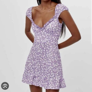 Miniklänning  - Helt ny lila & vit miniklänning med lappen kvar. 