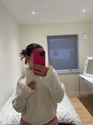 Vit stickad tröja  - Vit stickad tröja med detalj - volang krage och ärmar. Mycket skönt material, inte stickig. Använd men i mycket gott och rent skick 