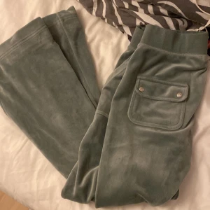 Juicy byxor - Säljer dom här gröna juicy byxorna som alldrig används längre. Är uppsydda så de passar nån i 160 längden❤️