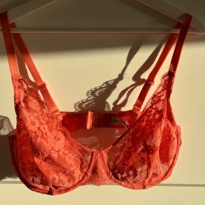 Spets BH - Spets BH i så fin rosa/orangefärg ifrån Lindex, använd 1 gång!🧡