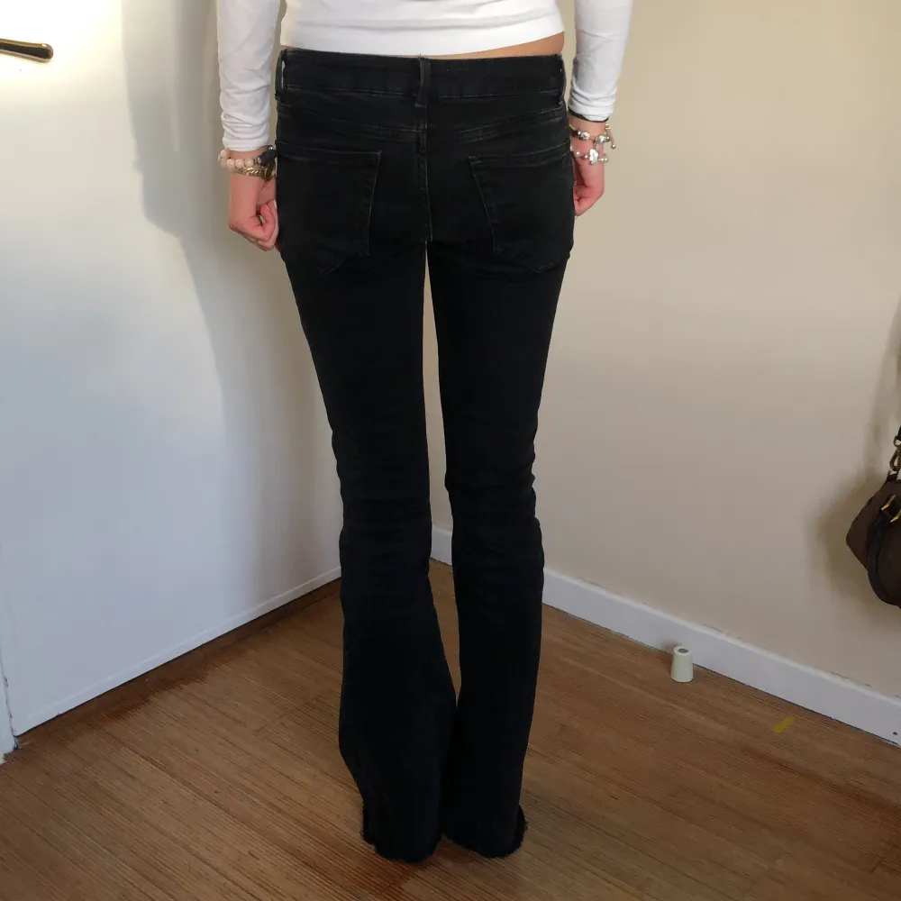 Nu säljer jag de här sjukt snygga svarta Lågmidjade jeansen!❤️‍🔥❤️‍🔥 De är i helt nyskick. De är i storlek 34 och innerbensmåttet är 81 cm, modellen är 172-173 cm och de passar perfekt på henne. Fast de passar både kortare och längre. 💘💘. Jeans & Byxor.