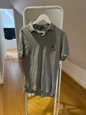 Ralph lauren piké  - Säljer denna snygga raffe piké. Helt okej skick. Köpare står för frakt, hör av dig vid frågor! 