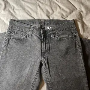 Jättefina gråa jeans som jag beställde från sellpy men är för små för mig. Midjemåttet är 76cm. Tryck gärna på köp nu.