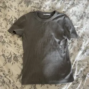 Säjer denna gråa t-shirt ifårn zara. Storlek M men är som en S. Säljer den för 80k💗