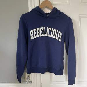 Säljer denna blå hoodie från Gina Tricot. Köpt för längesen från Sellpy men får ingen användning av den. Bra skick!💗