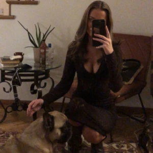 Spets klänning - Brun spetsklänning från prettylittlething i storlek 36💘