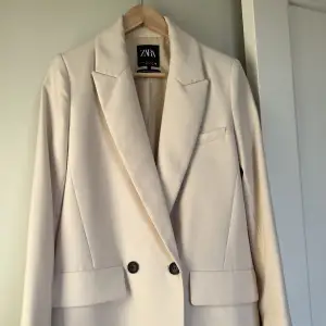 Kavaj från Zara, 100% polyester, strl S (passar 36-38)  Knappt märkbart pennstreck ovanför ”den knäppta knappen” (se andra bilden)