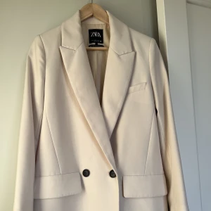 Kavaj från Zara - Kavaj från Zara, 100% polyester, strl S (passar 36-38)  Knappt märkbart pennstreck ovanför ”den knäppta knappen” (se andra bilden)
