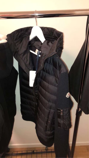 Moncler cardigan - Köpt för 9 tusen som helt ny knappt använd säljs för 5 tusen , Storlek L , Kommer med orderbekräftelse💯
