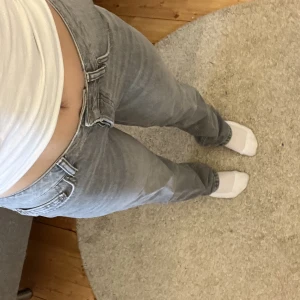 Lågmidjade jeans  - Säljer dessa lågmidjade raka jeansen från lager. Använda ca 4 ggr. Säljer då de är lite för små. Stl är xs och skulle säga att den passar de som har stl 23-25 beroende på🩷