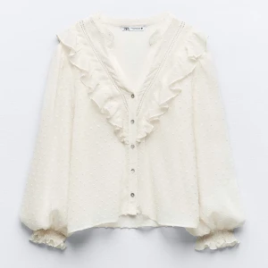 Zara blus  - Säljer denna blus ifrån zara med lappen kvar. Säljer den pga att jag inte kände den passade mig riktigt💗