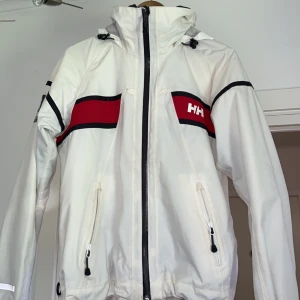 Säljer dessa två från Helly Hansen  - 🚨JACKAN ÄR SÅLD!🚨 Men fleecen finns kvar!Båda två för 1,000 kr Stl på jackan: M  Stl på Fleecen: skulle nog säga  ”S” Jackan är lite använd då den har lite små svarta repor på sig, men inget man tänker på alls! Skit snygga! 