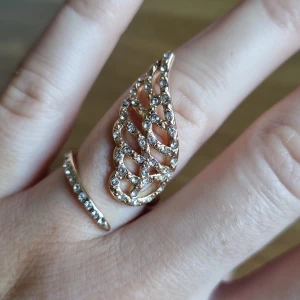 Ring med vinge - Ring med vinge och strass Storlek M - L