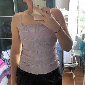 Lila top ifrån hm 💜💜💜 - Lila top/linne från hm ! Supersöt och passa till typ all. Nypris ca 70 kr. 