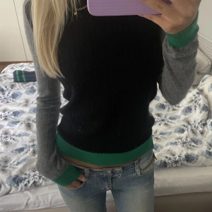 Sandro kashmirtröja - Jättefin stickad tröja i kashmir och ull från sandro. Litet hål på ena axeln som knappt syns, därav det låga priset🫶🏽💕storlek 1, skulle säga som en XS