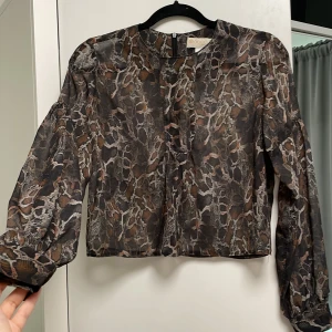 Transparant blus  - Orm mönstrad blus i storlek 38, transparant/genomskinlig.