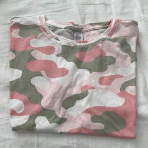 Fin t-Shirt med camouflage mönster i pastell färger. Den har storleken 146-152 men den är ganska stor och stretchig så skulle säga XS-S. Säljs då jag inte använder den💗