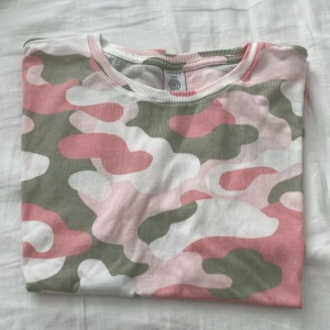 Camouflage tröja - Fin t-Shirt med camouflage mönster i pastell färger. Den har storleken 146-152 men den är ganska stor och stretchig så skulle säga XS-S. Säljs då jag inte använder den💗