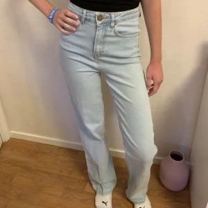 Högmidjade Vida Jeans  - Från Madlady i färgen Rory Light Blue💙 Använda men i bra skick!  Passar någon som är ca 170  Små fläckar längst ner vid jeansen som  finns på sista bilden men är knappt synbart! 