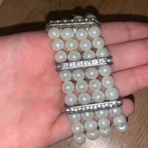 armband - Den är lite trasig men Den funkar väl. 