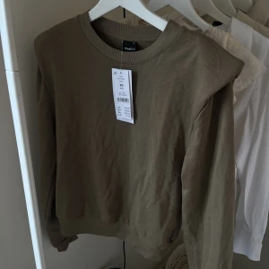 Tröja från Gina - Jättefin långärmad tröja med vaddering i axlarna från Gina i strl XS, helt oanvänd med prislapp kvar, nypris 279kr🤍